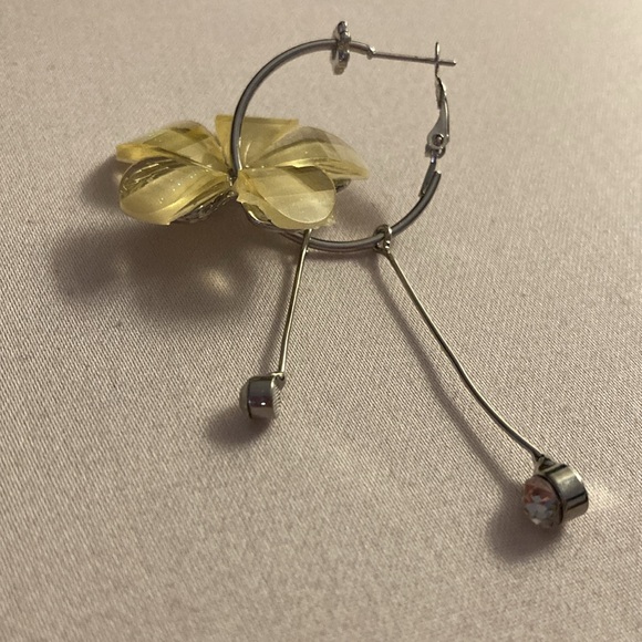 NWOT - Light Yellow Flower Silvertone Hoop Pierced Earrings & White Crystals - Picture 11 of 11